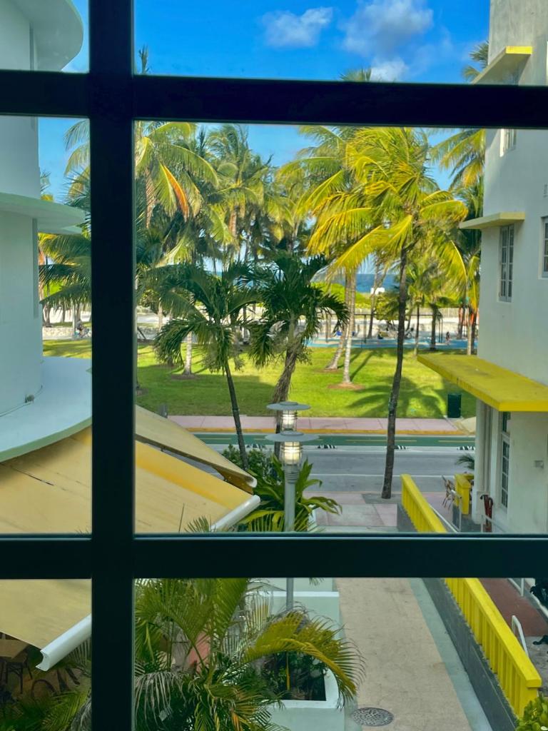 Beachfront Apt in Carlyle Hotel on Ocean Drive