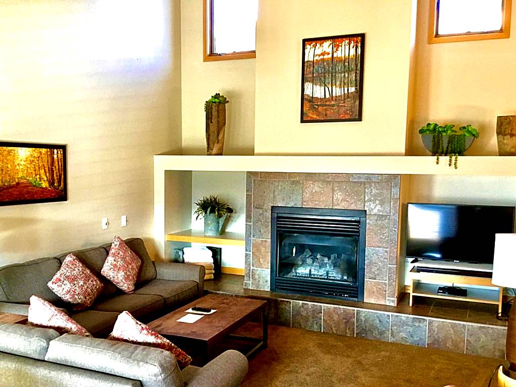 Gold Point Resort by Vacatia: Three-Bedroom Apartment (Breckenridge) 