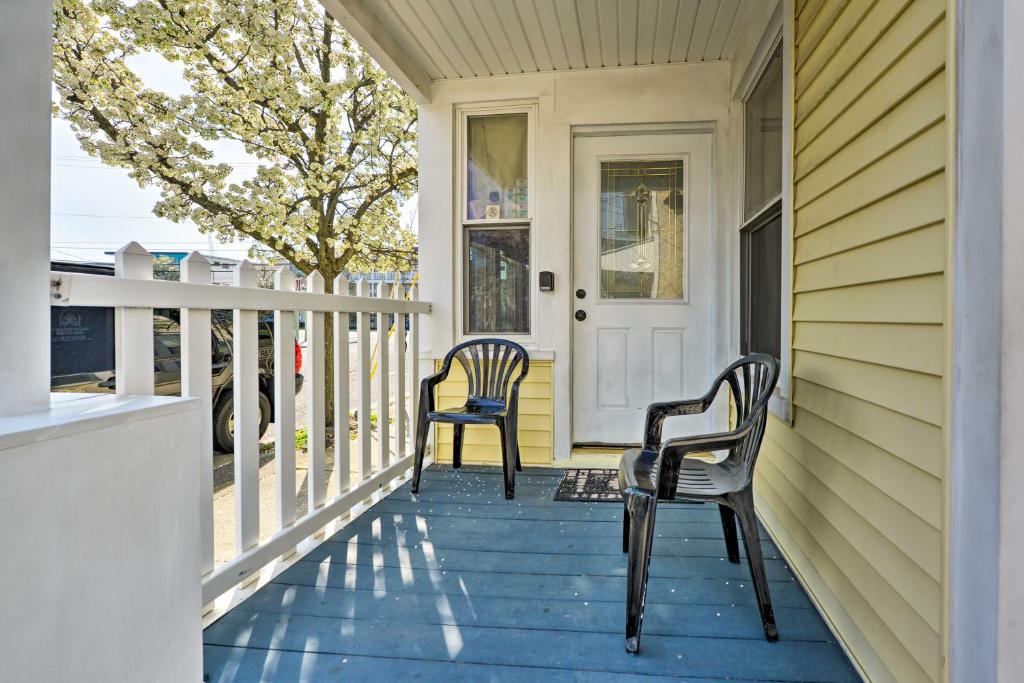 Wildwood Apartment - Porch and Enclosed Sunroom!