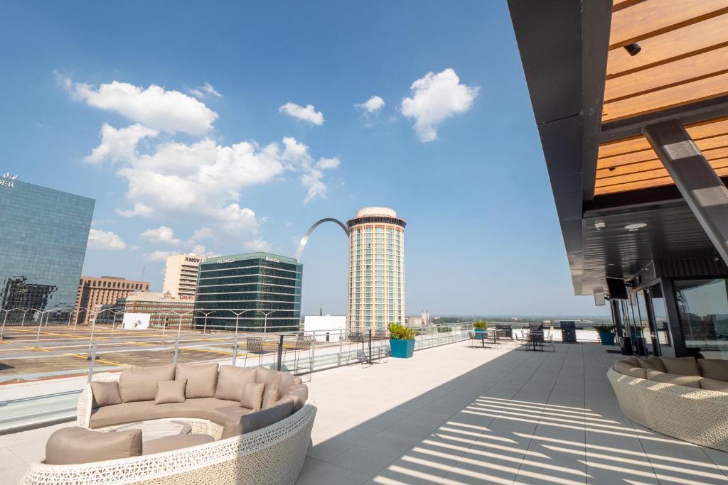 Ballpark Luxury Loft steps from Arch