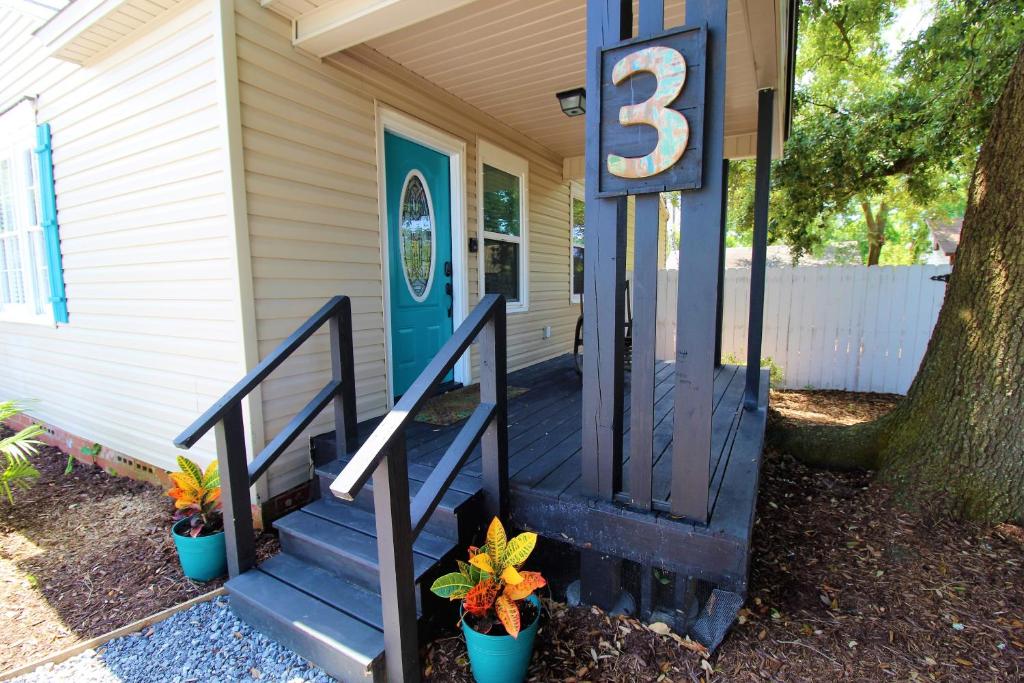 Beachy Bungalow for Family Fun! Walk to beach!