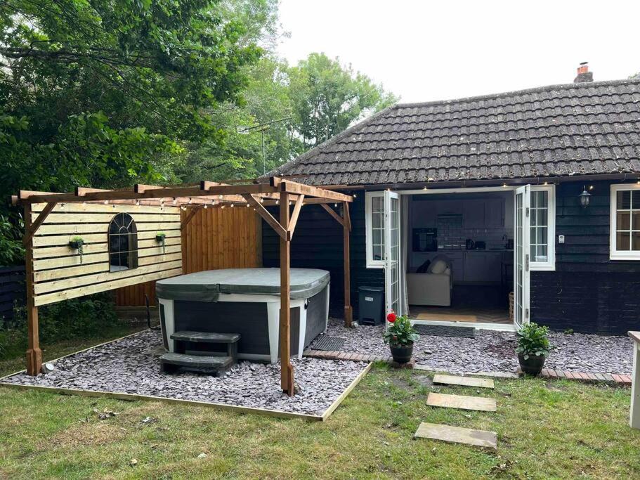 Hot Tub hideaway! New Forest