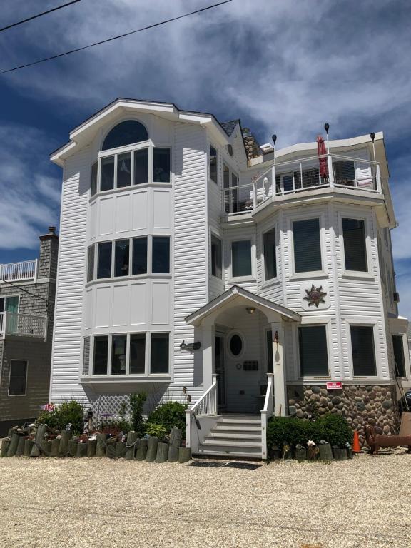 Beach House Retreats 6-just 30 Steps from the Beach with Rooftop Hot Tub and Gourmet Kitchen