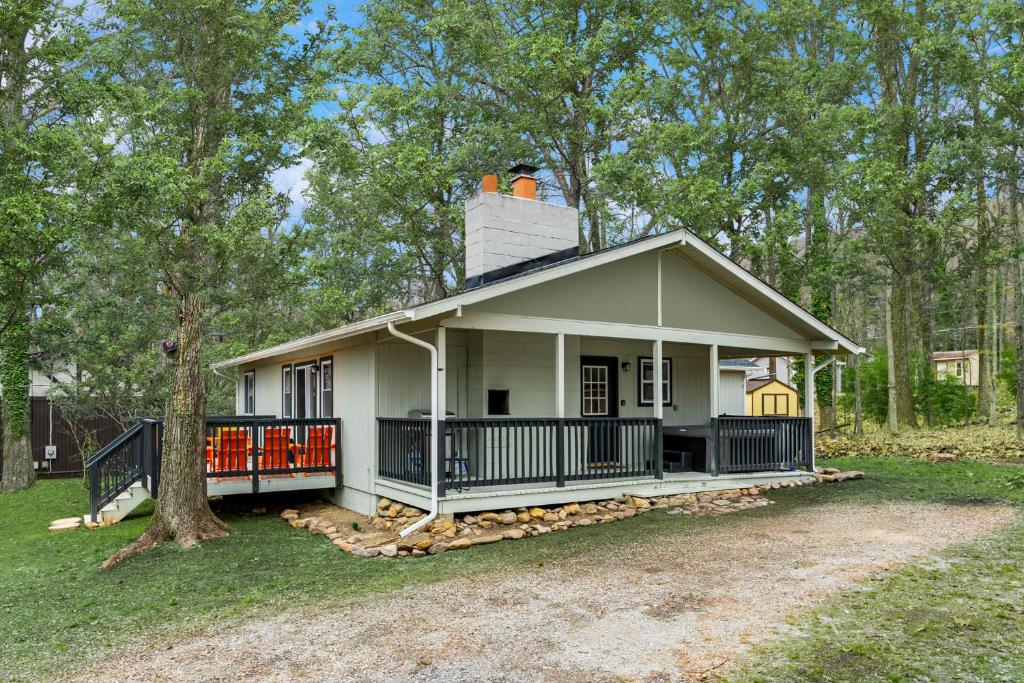 Modern Harpers Ferry Cabin w Hot Tub Deck WiFi