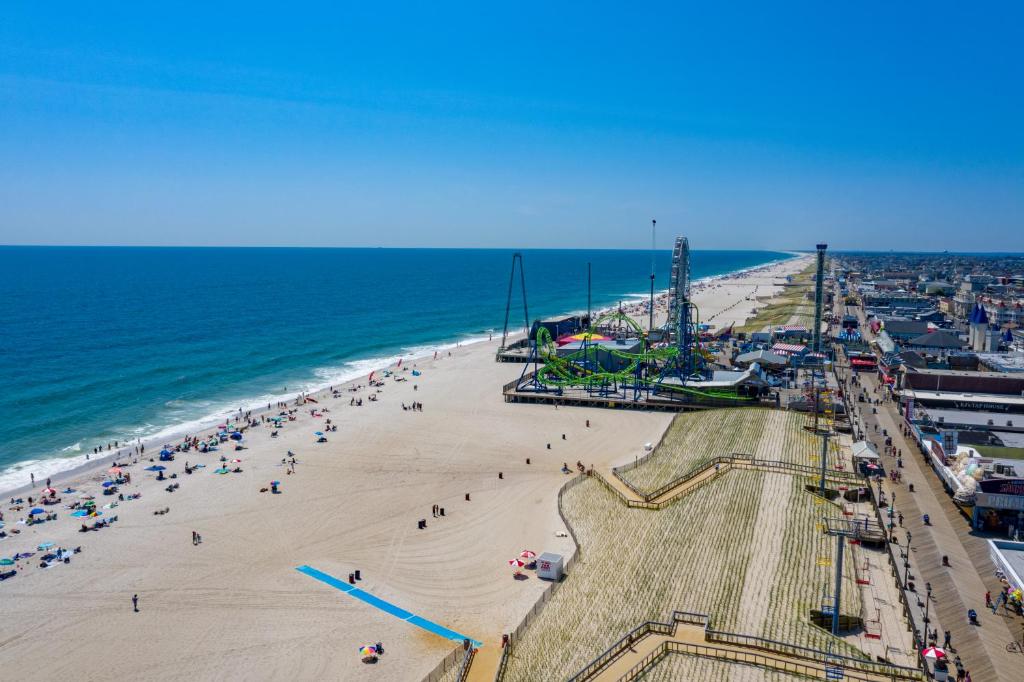 Boardwalk Hotel Charlee & Apartments Beach Hotel Oceanfront