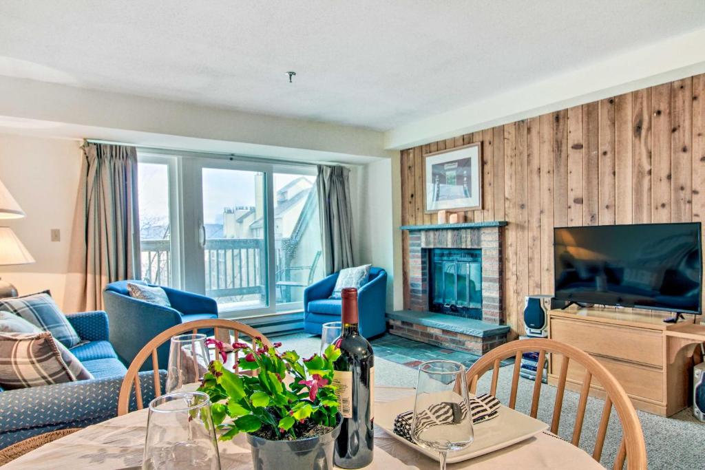 Cozy Condo with Community Pool, Walk to Slopes!