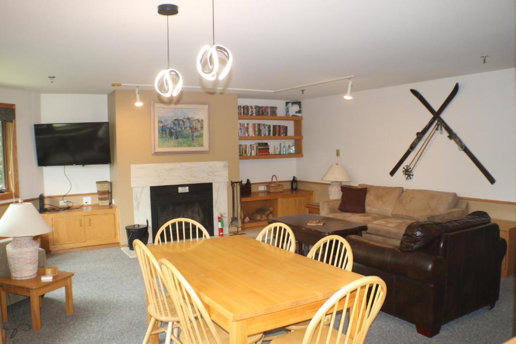 Highridge E5, Two bedroom located at the base of Killington Mountain moments from the base lodges