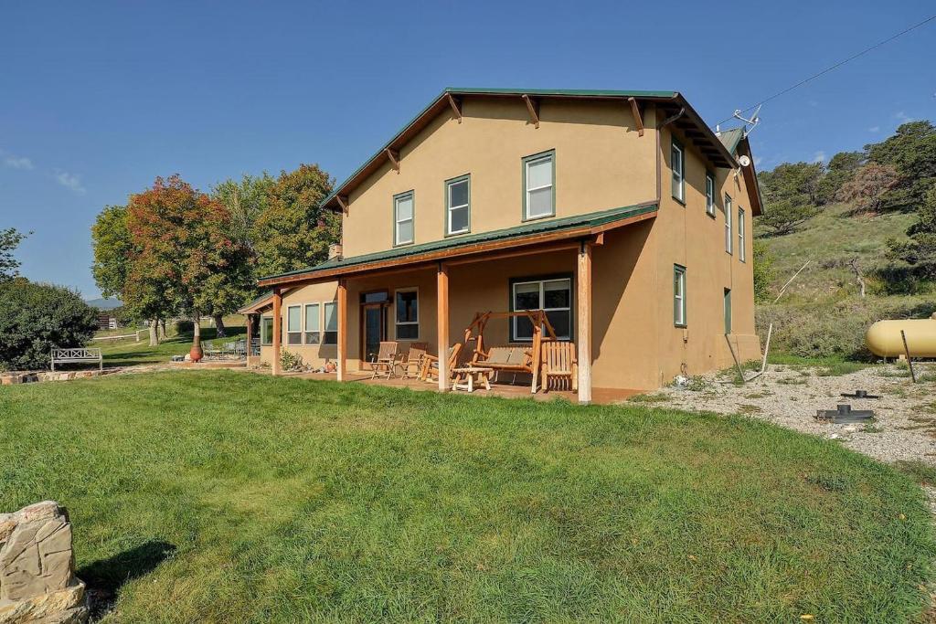 Private Four-Bedroom Retreat on Working Horse and Cattle Ranch