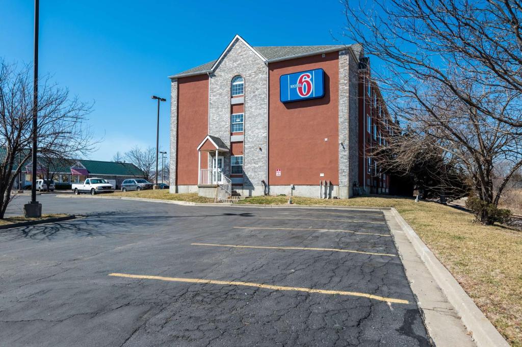 Motel 6-Olathe, KS