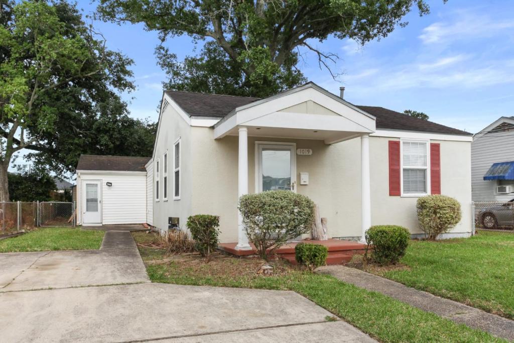 4BD Metairie retreat with driveway and yard