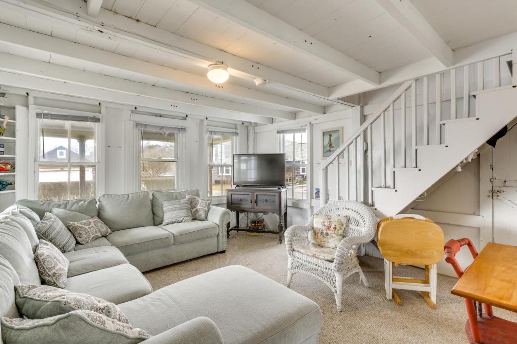 Charming Westbrook Cottage, Steps to Private Beach