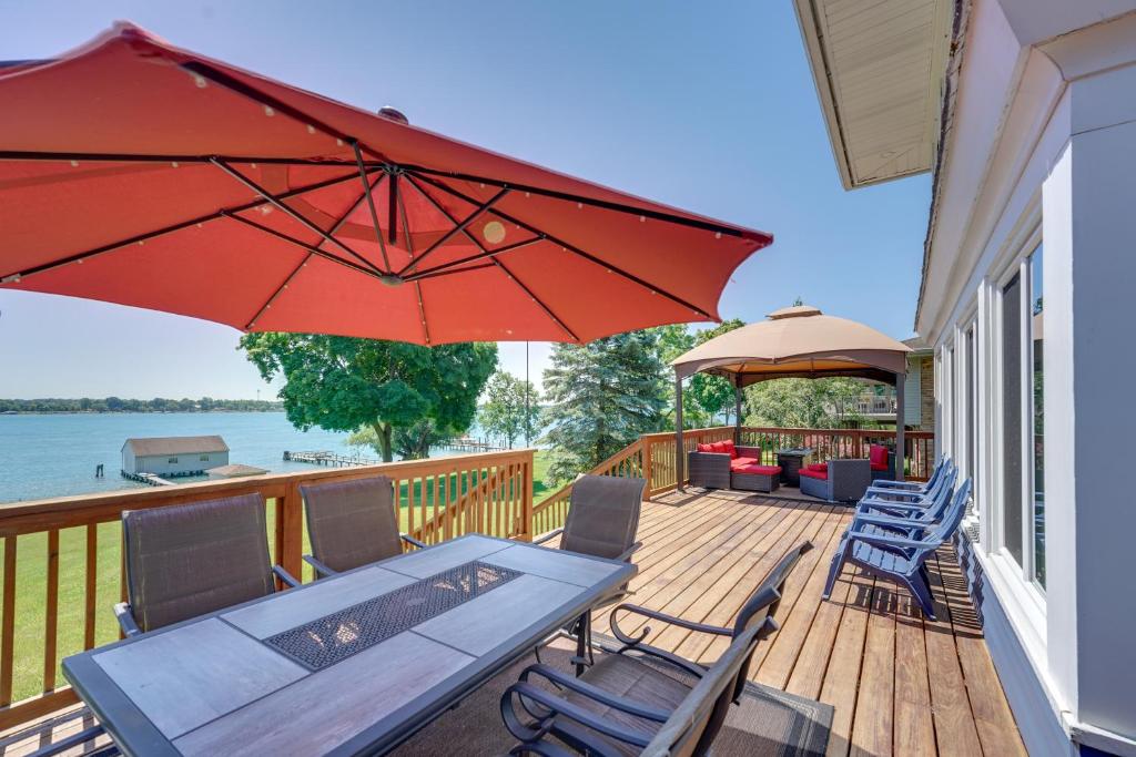 Riverfront St Clair Home - Dock, Grill and Fire Pit