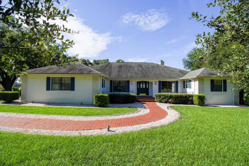 Beautiful Lakeview home